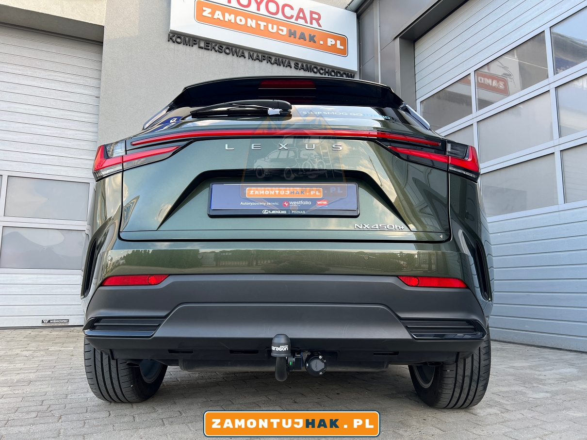 Zielony nowy Lexus NX450h+ z profesjonalnie zamontowanym hakiem holowniczym w serwisie w Poznaniu